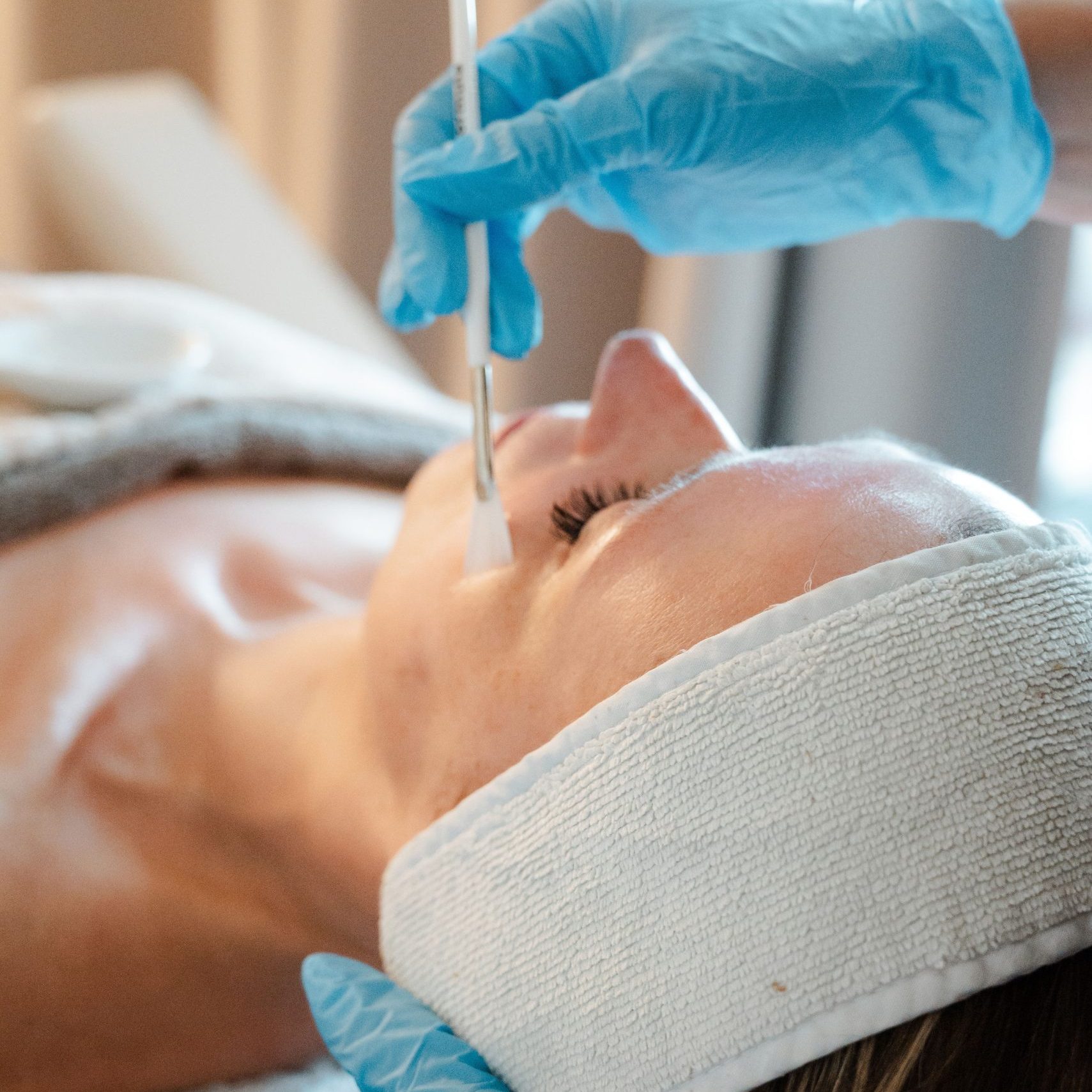 Stefanie Verlinden brengt een pHformula resurfacing behandeling aan bij Beautique Beauty & Skin Clinic in Ophasselt.