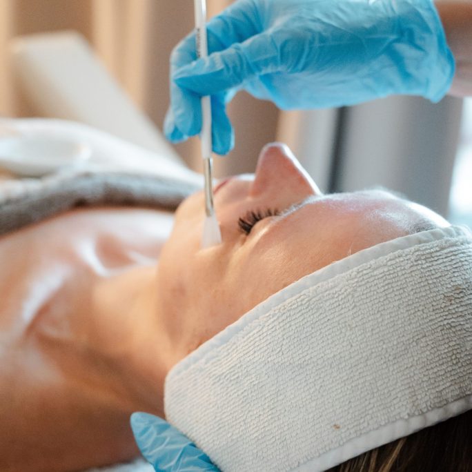 pHformula resurfacing – Geavanceerde huidverbetering bij Beautique Beauty & Skin Clinic Stefanie Verlinden brengt een pHformula resurfacing behandeling aan bij Beautique Beauty & Skin Clinic in Ophasselt.