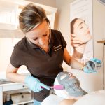 Stefanie Verlinden past pHformula Advanced Peel Off Mask toe voor intensieve huidverbetering Stefanie Verlinden brengt het pHformula Advanced Peel Off Mask aan bij een klant bij Beautique Beauty & Skin Clinic in Ophasselt.