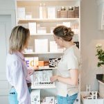 Persoonlijk huidverzorgingsadvies door Stefanie Verlinden bij Beautique Beauty & Skin Clinic Stefanie Verlinden geeft persoonlijk huidverzorgingsadvies aan een klant bij Beautique Beauty & Skin Clinic in Ophasselt.
