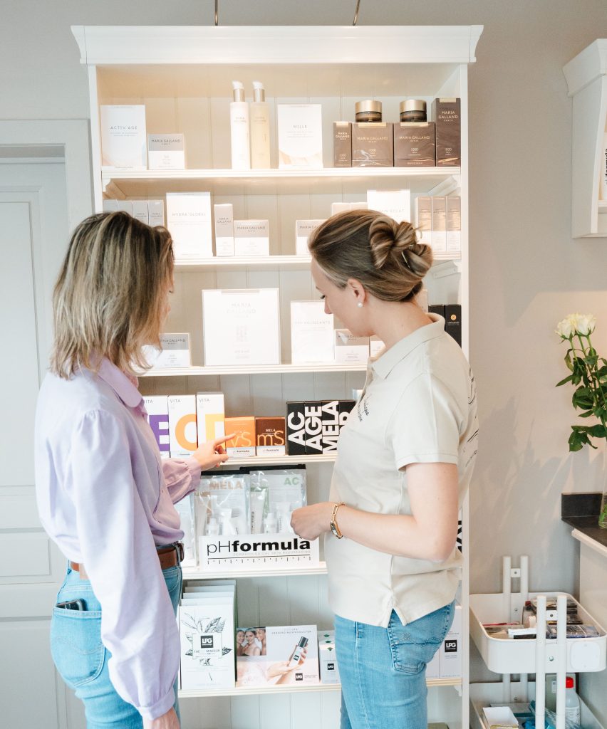 Persoonlijk huidverzorgingsadvies door Stefanie Verlinden bij Beautique Beauty & Skin Clinic Stefanie Verlinden geeft persoonlijk huidverzorgingsadvies aan een klant bij Beautique Beauty & Skin Clinic in Ophasselt.