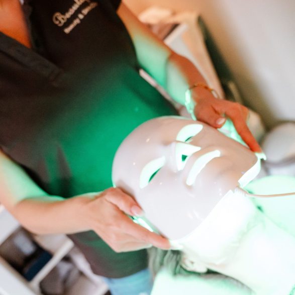 Professionele LED-lichttherapie – Stefanie brengt het Déesse LED Pro Masker aan Stefanie brengt het Déesse LED Pro Masker aan voor een professionele lichttherapiebehandeling bij Beautique Beauty & Skin Clinic.